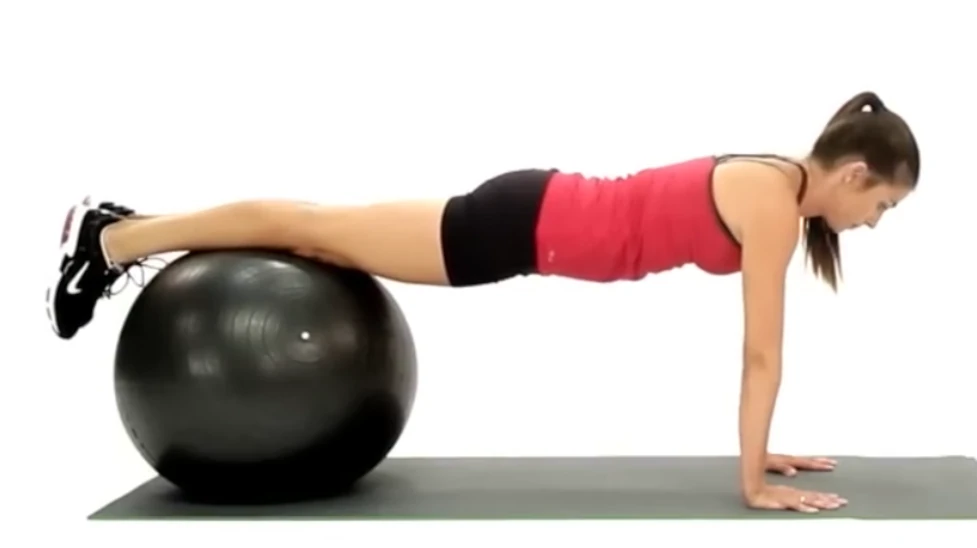 Gainage Planche Déclinée avec Ballon Suisse