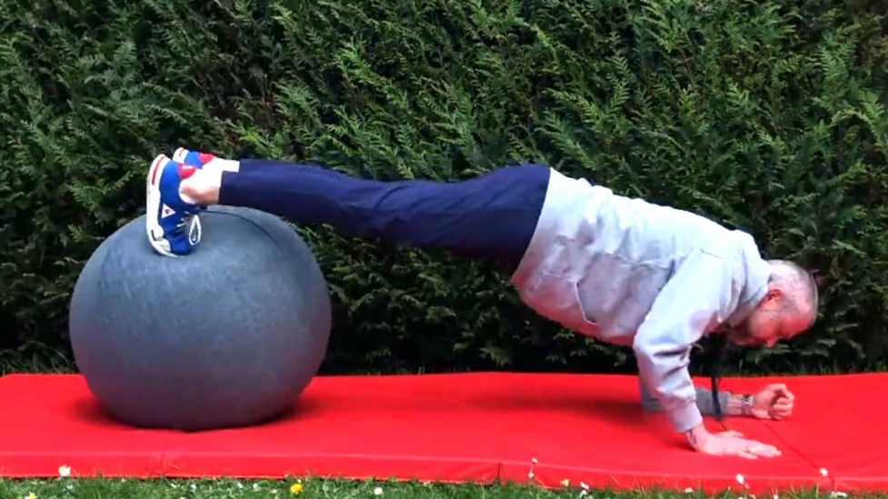 Gainage Planche Commando Déclinée avec Ballon Suisse