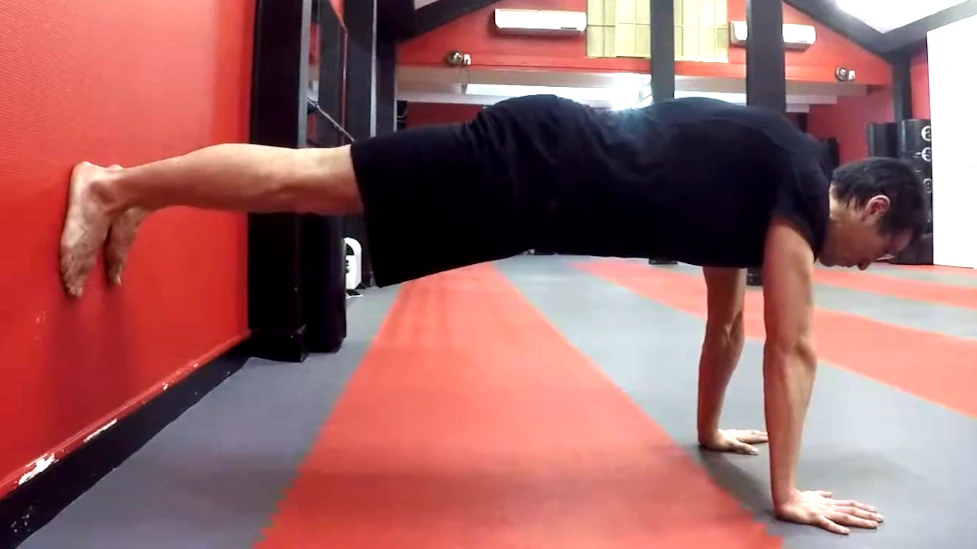 Gainage Planche Pieds au Mur