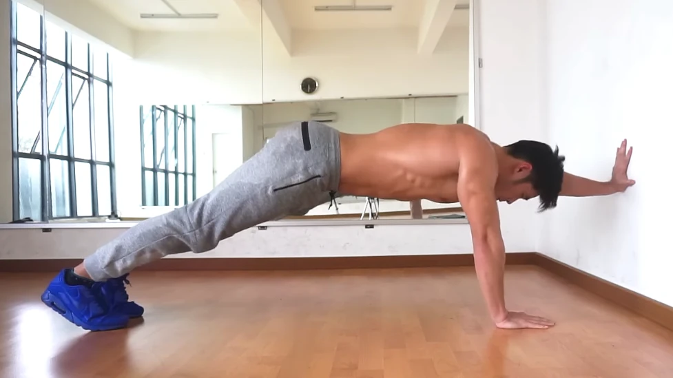 Gainage Planche Bras au Mur Dynamique